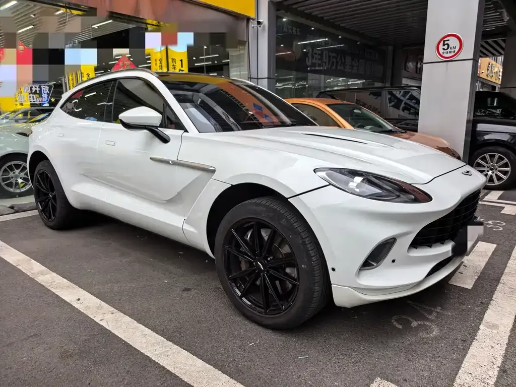 Aston Martin DBX — фото 3
