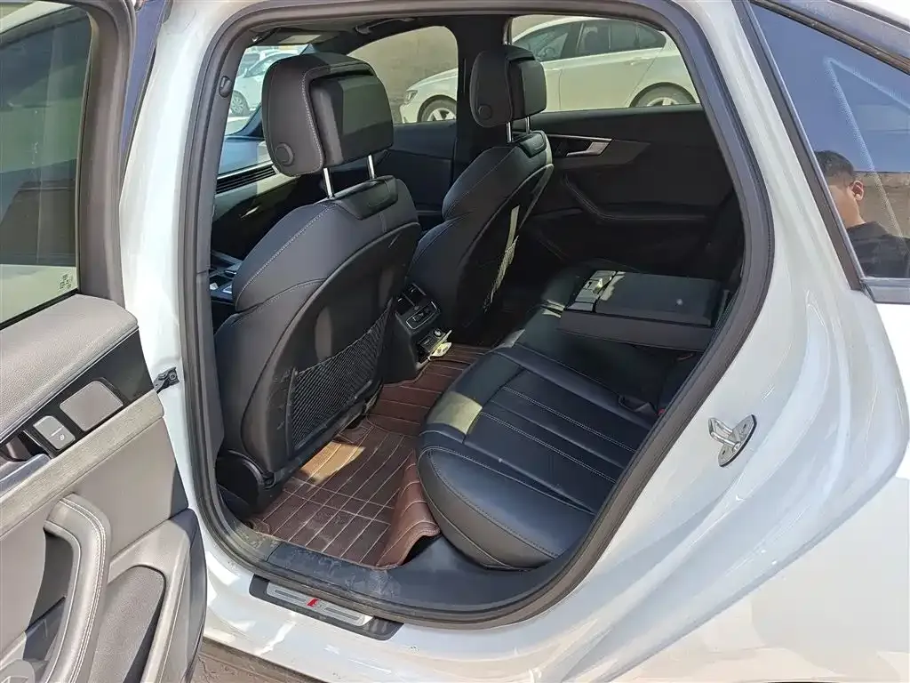 Audi A4L 2023 из CN, фото 10