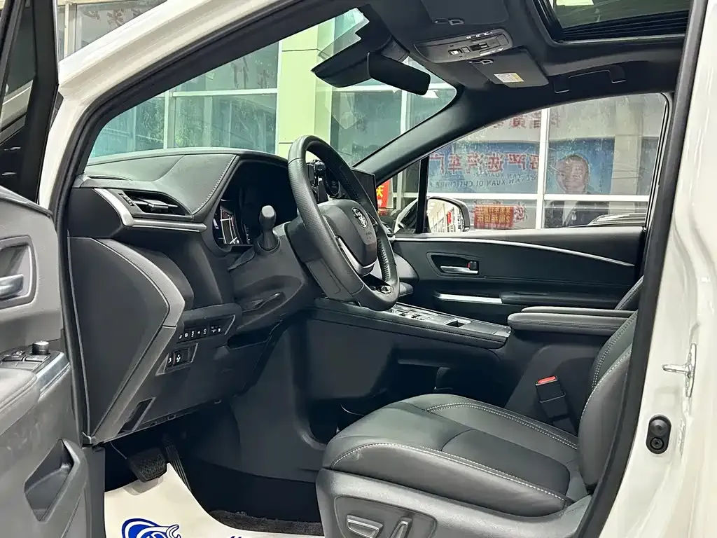 Toyota Sienna — фото 3