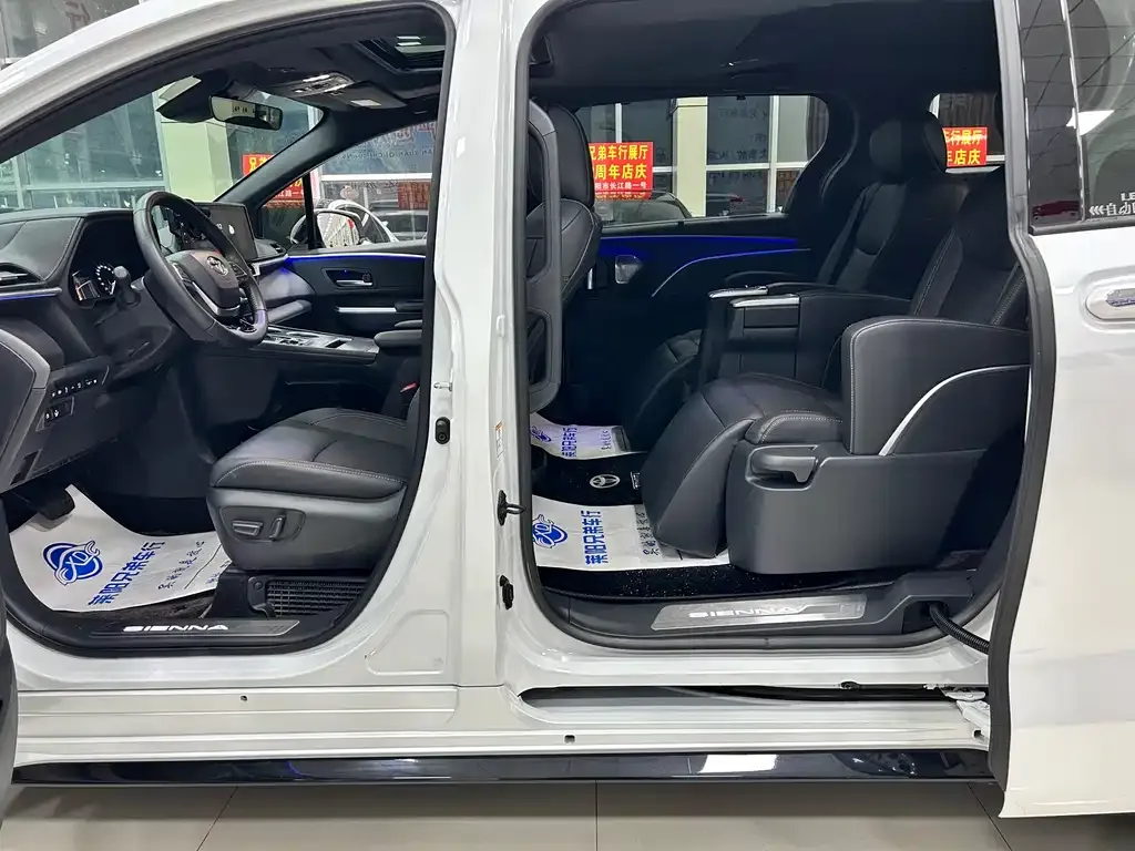 Toyota Sienna — фото 4