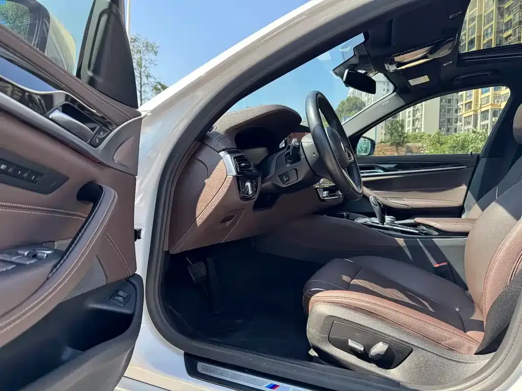 BMW 5 Series 2022 из CN, фото 9