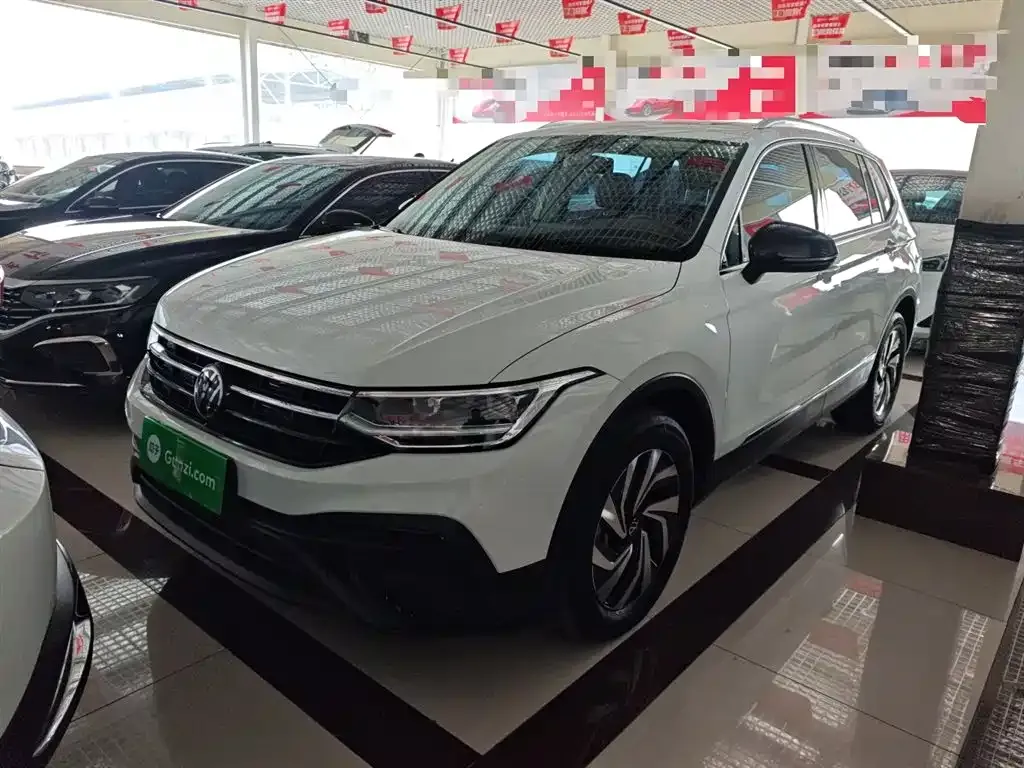 Volkswagen Tiguan L — фото 1