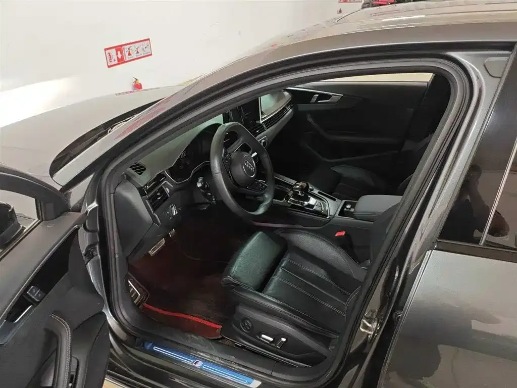 Audi A4L 2024 из CN, фото 4