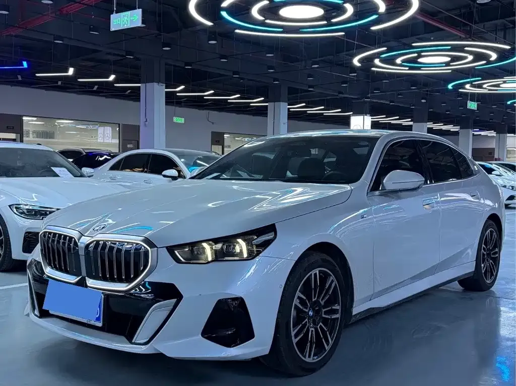 BMW 5 Series 2024 из CN, фото 1