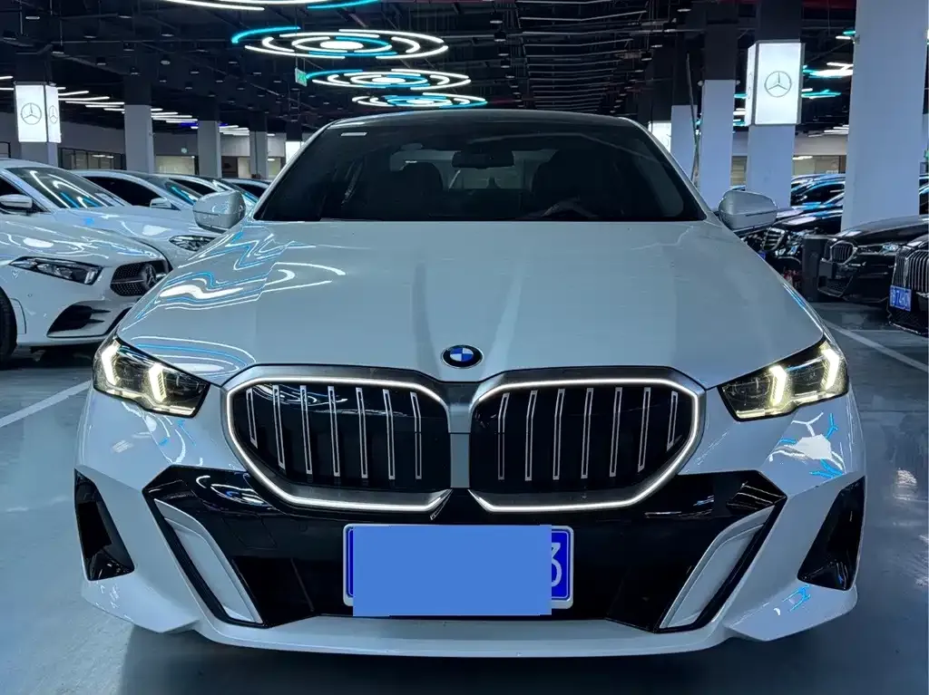 BMW 5 Series 2024 из CN, фото 2