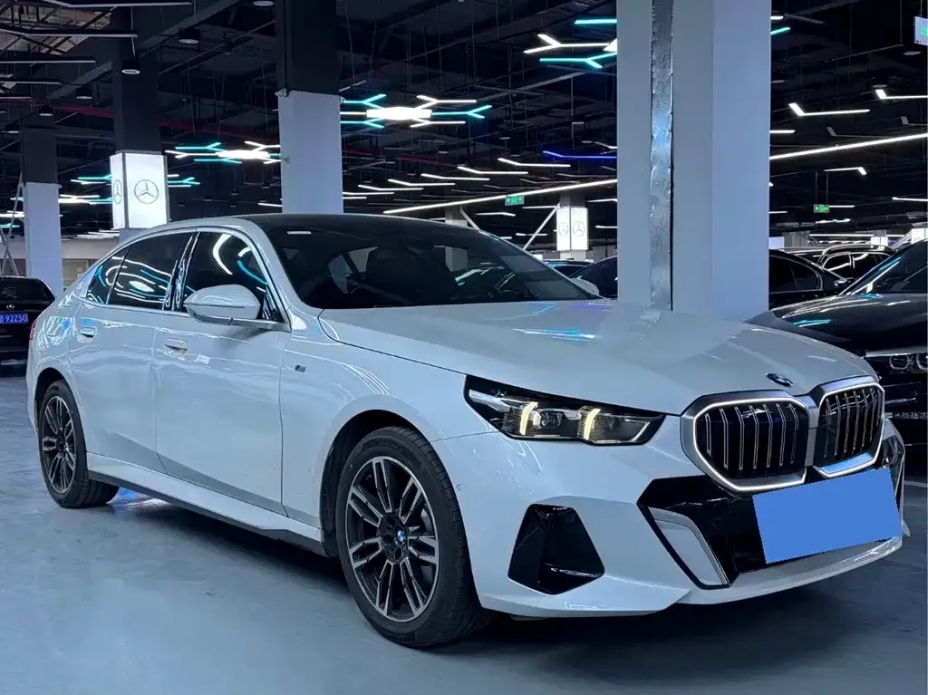 BMW 5 Series 2024 из CN, фото 3