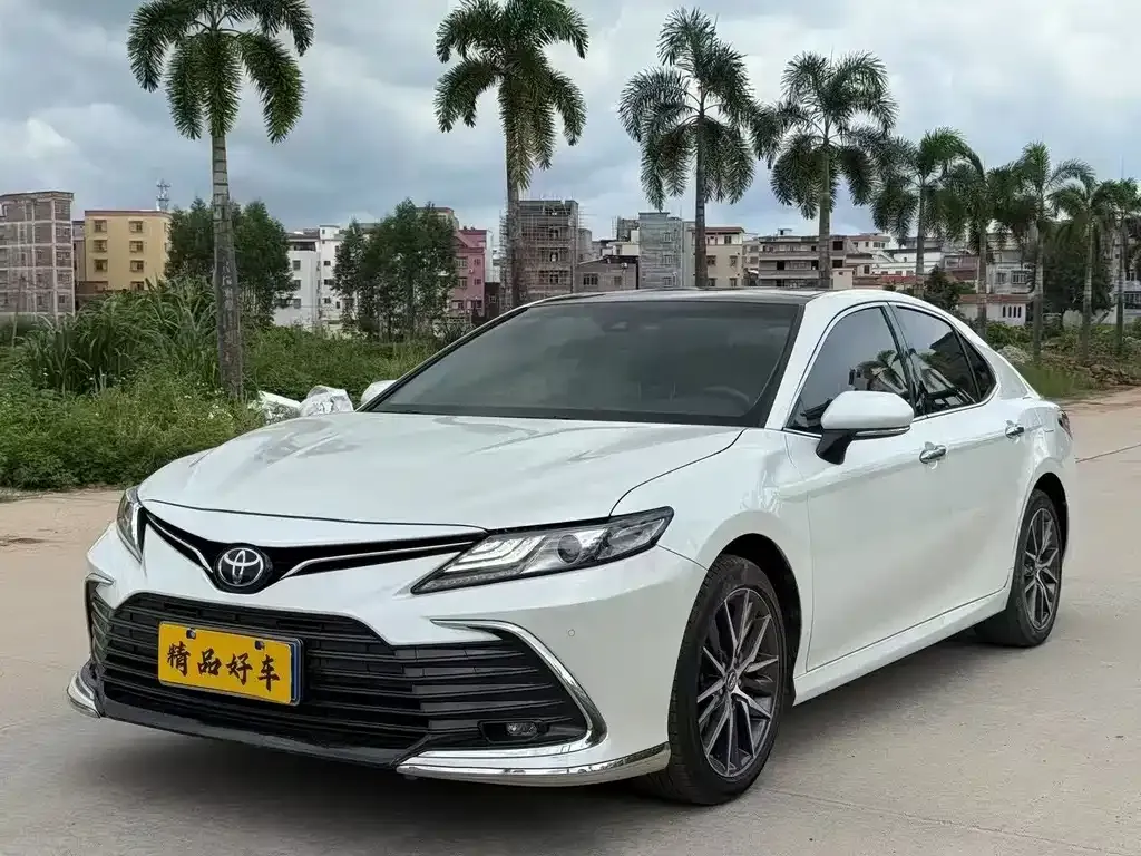 Toyota Camry — фото 1