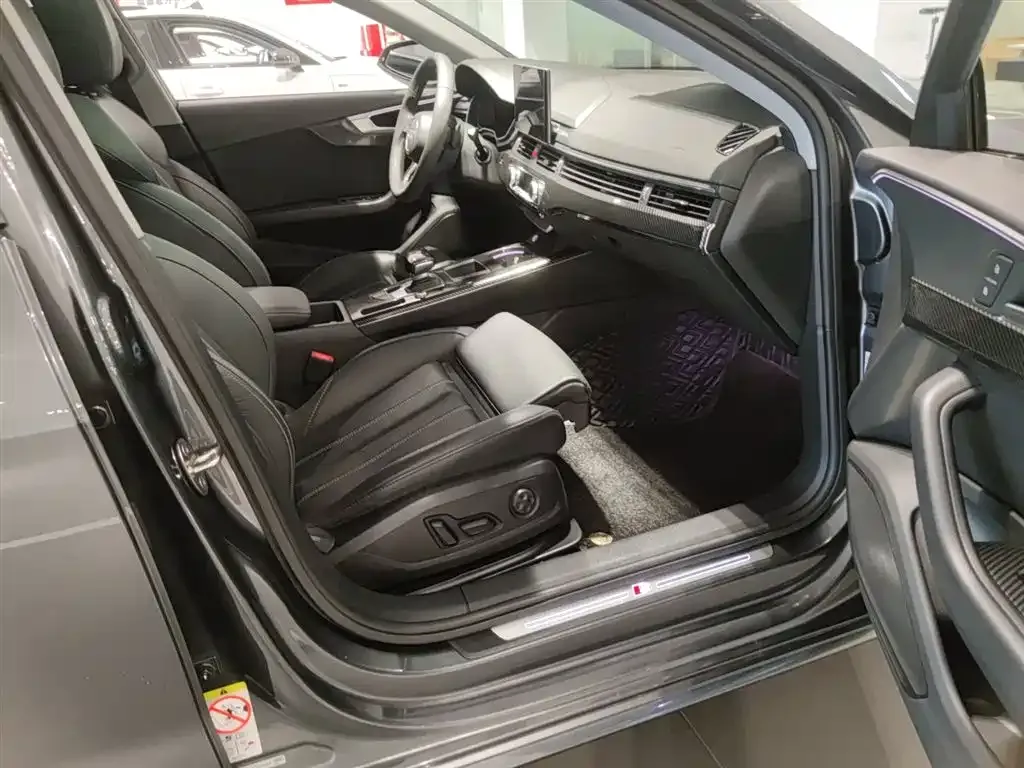 Audi A4L 2021 из CN, фото 2
