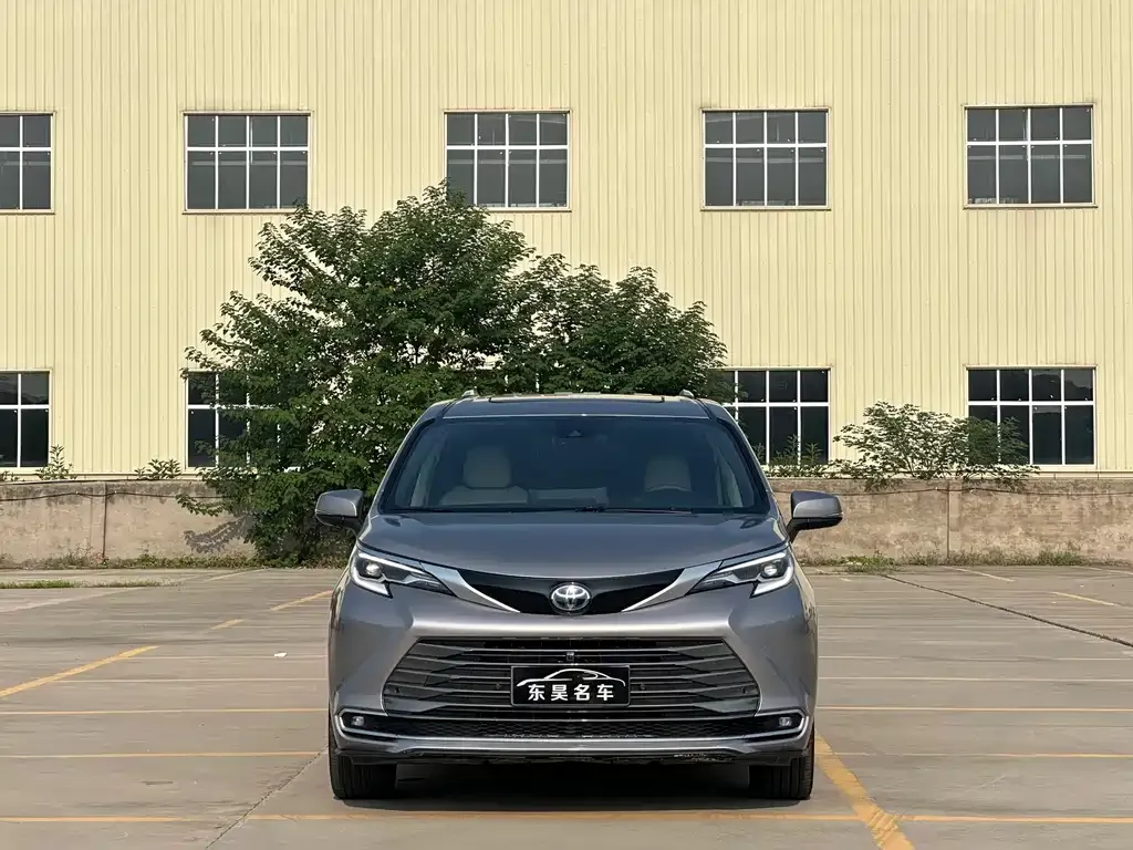 Toyota Sienna 2024 из CN, фото 2