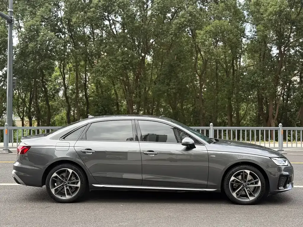 Audi A4L 2022 из CN, фото 4