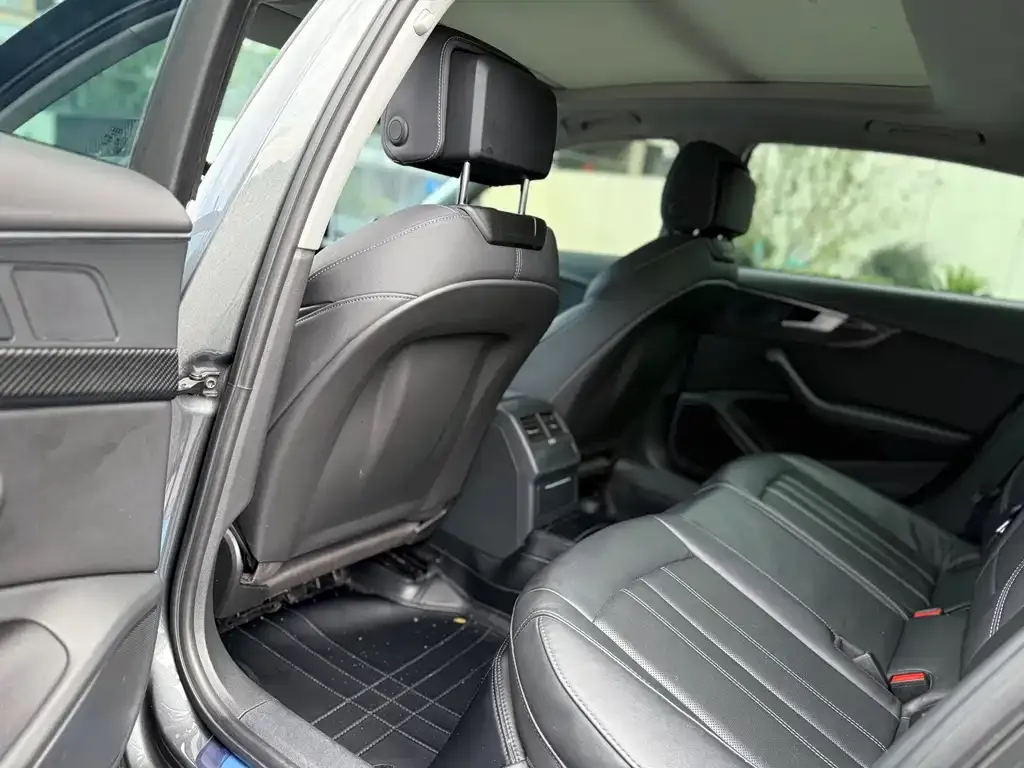 Audi A4L 2022 из CN, фото 9
