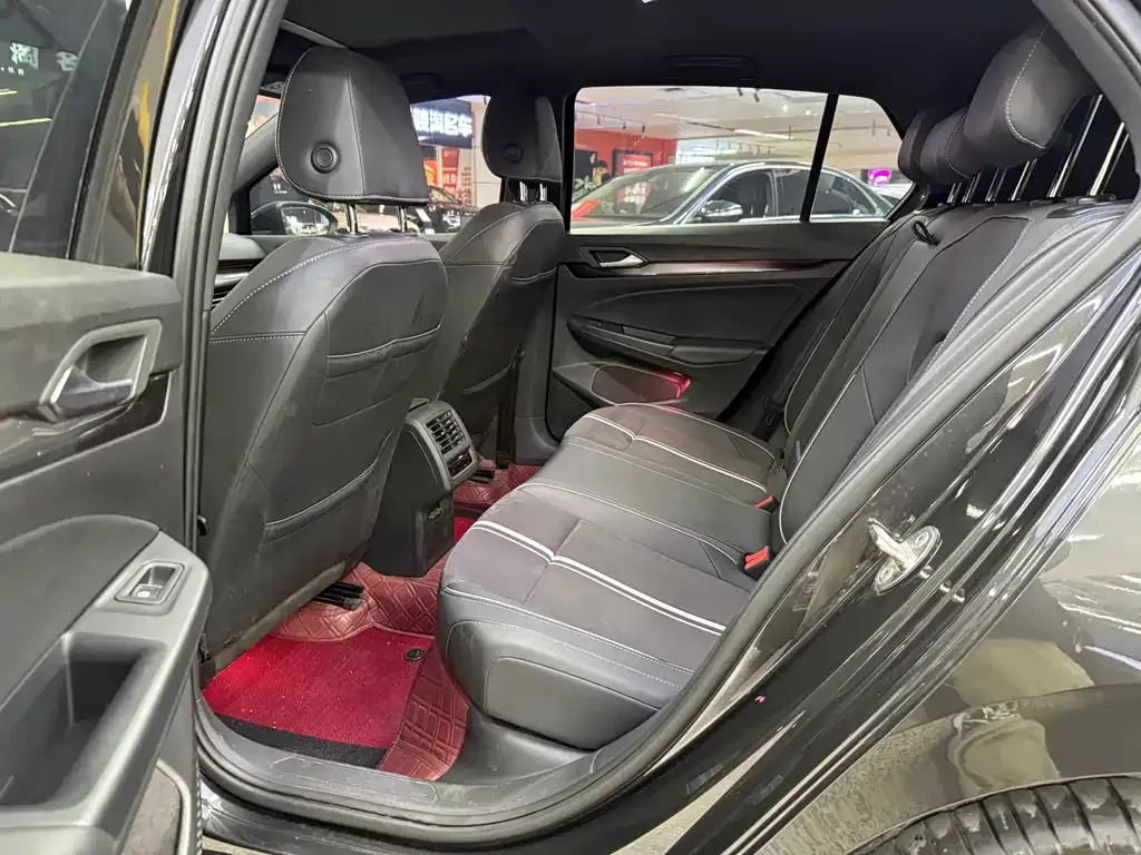 Volkswagen Golf 2023 из CN, фото 5