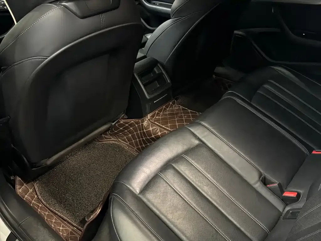 Audi A4L 2021 из CN, фото 4
