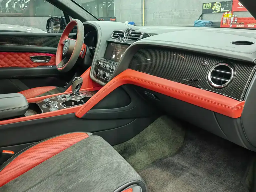 Bentley Bentayga 2023 из CN, фото 10
