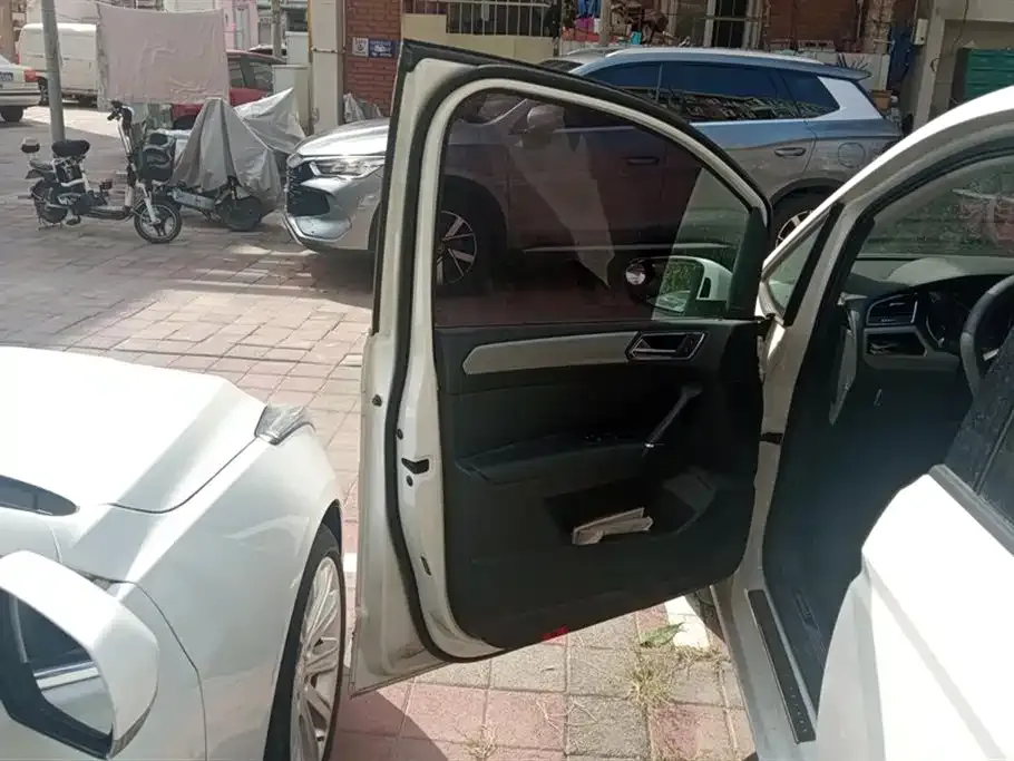 Volkswagen Touran 2021 из CN, фото 7