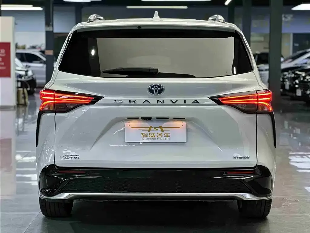 Toyota Granvia 2023 из CN, фото 4