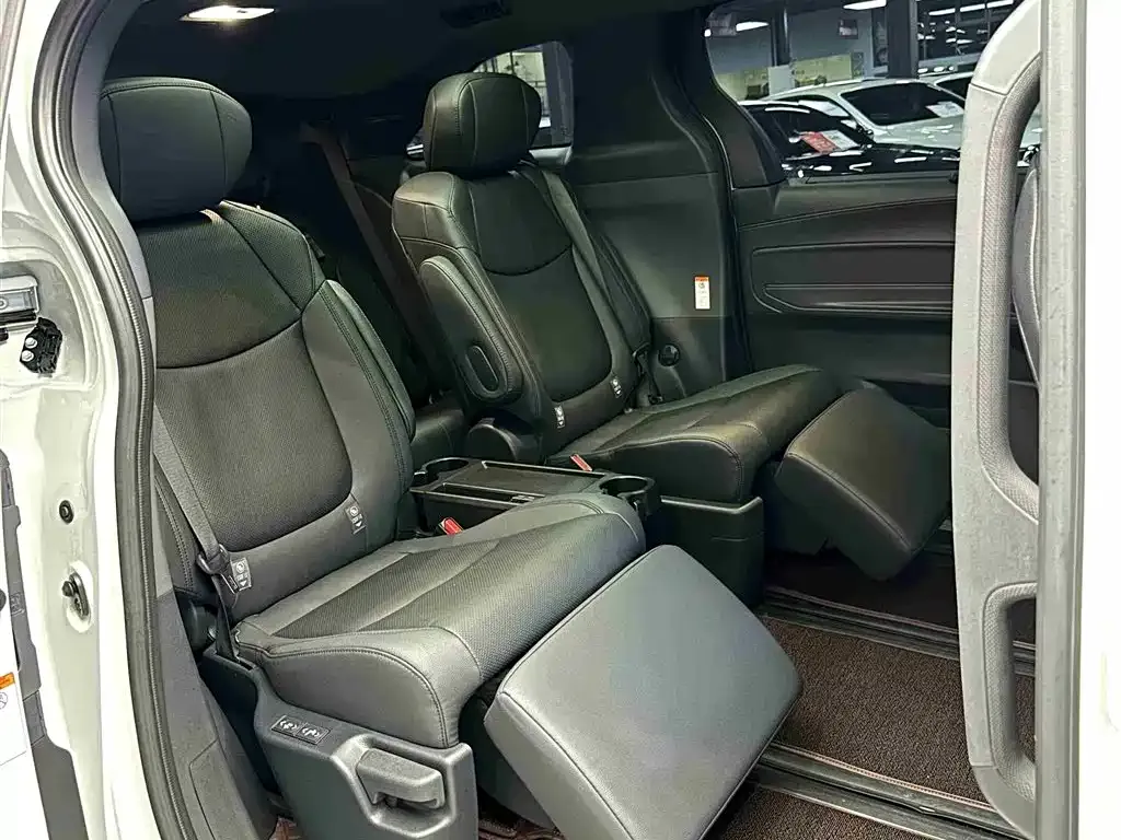 Toyota Granvia 2023 из CN, фото 8