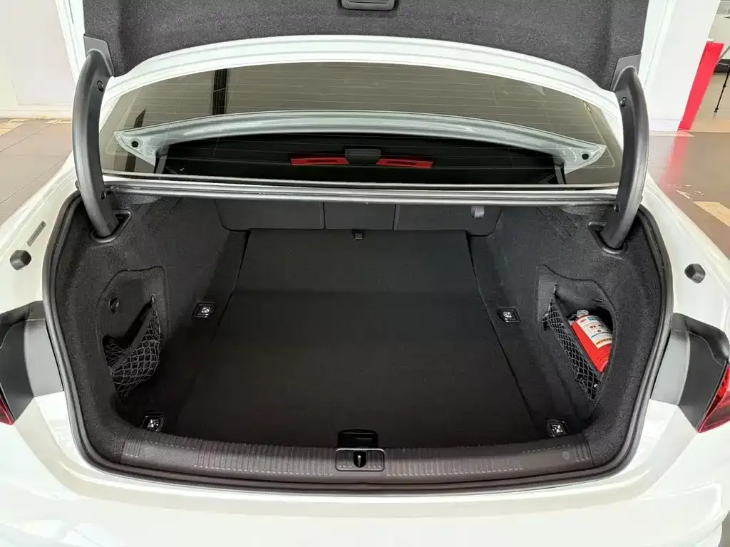 Audi A4L 2022 из CN, фото 9
