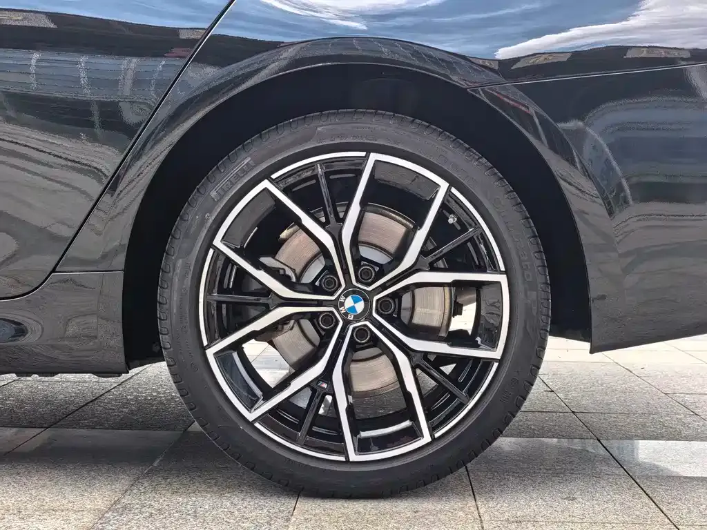 BMW 5 Series 2023 из CN, фото 7