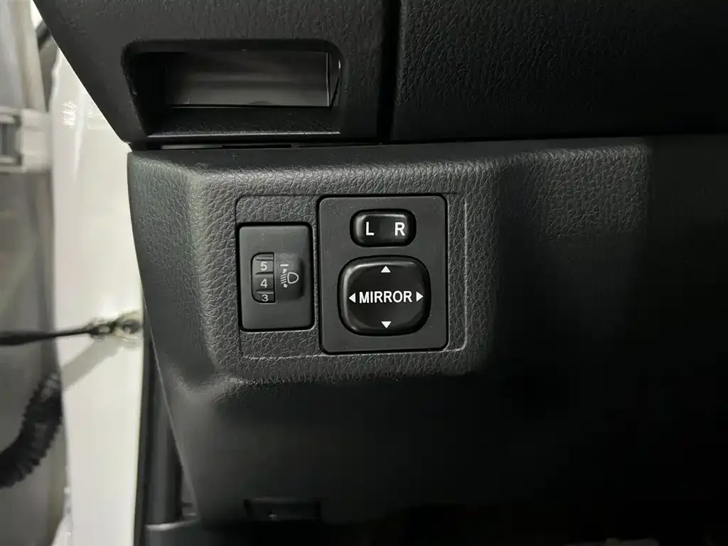 Toyota Yaris L — фото 10