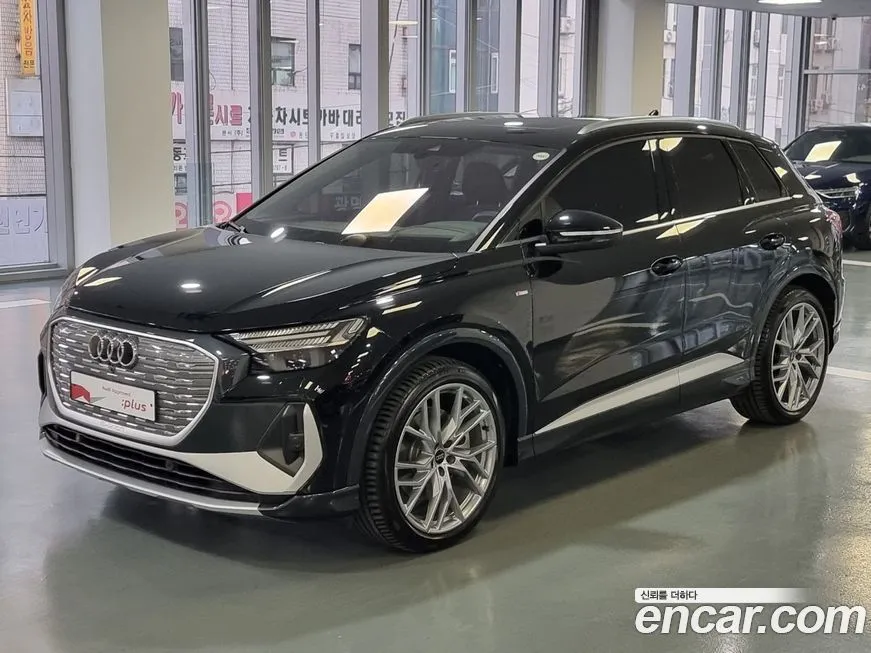 Audi Q4 e-tron — фото 1