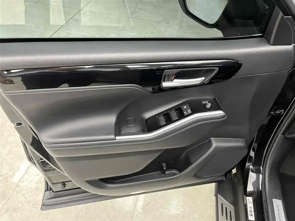 Toyota Highlander — фото 10