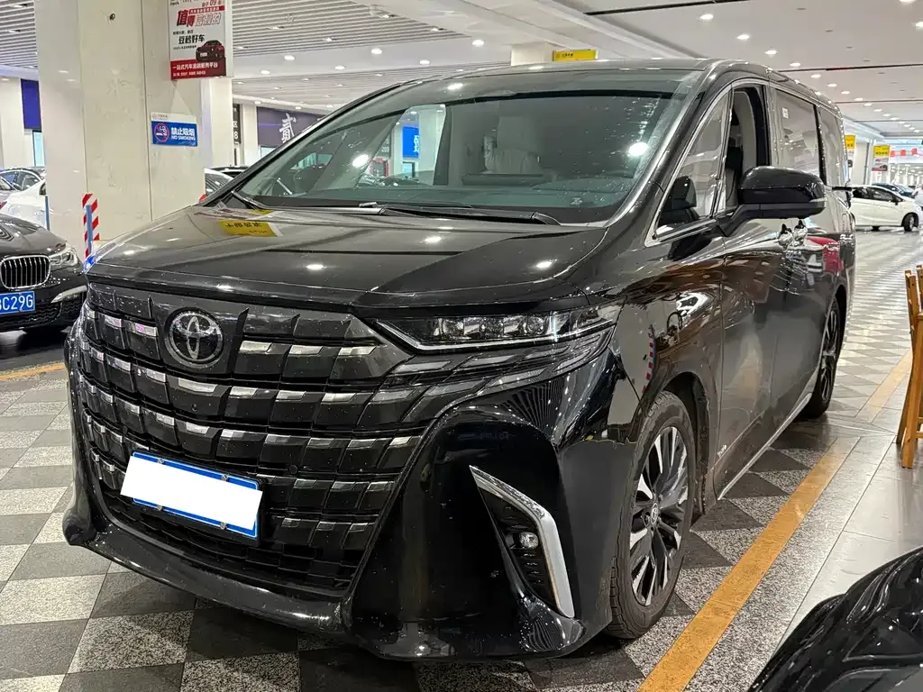 Toyota Alphard — фото 1