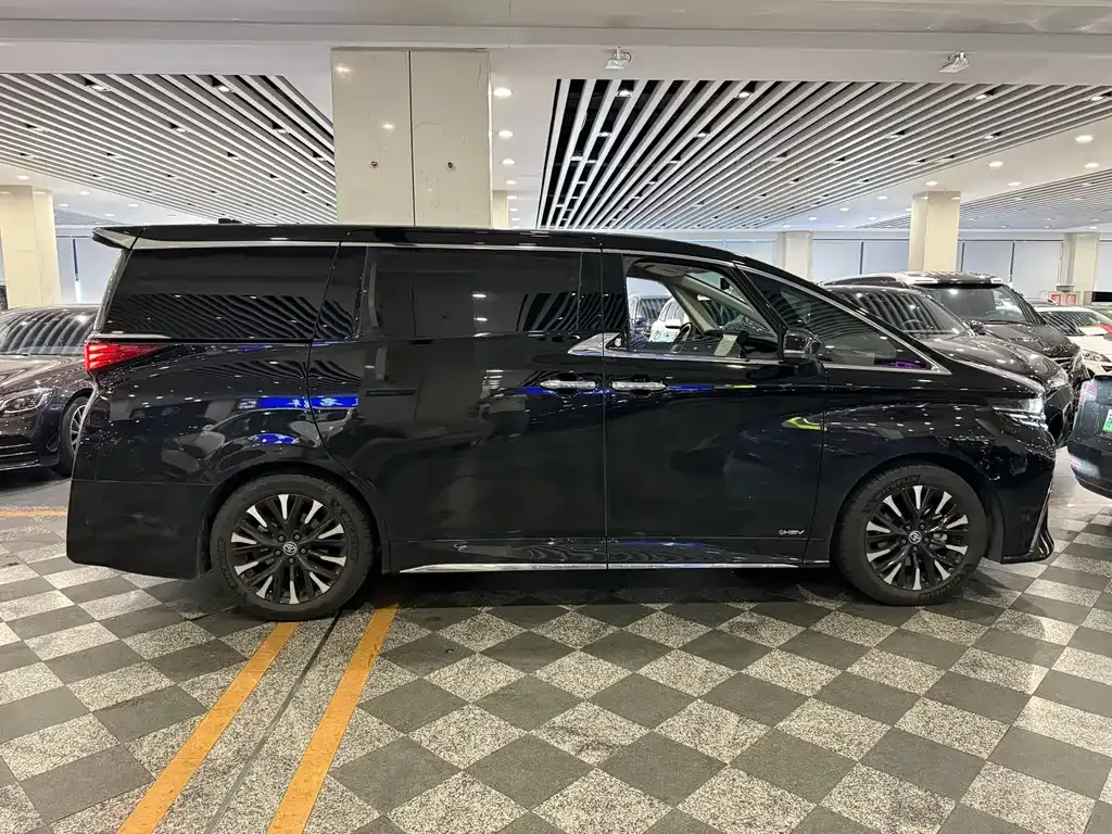 Toyota Alphard — фото 3
