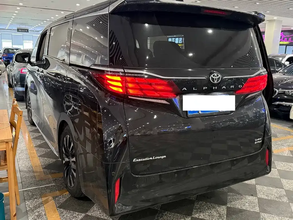 Toyota Alphard — фото 4