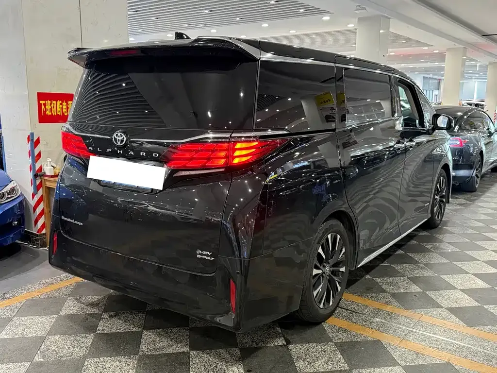 Toyota Alphard — фото 5