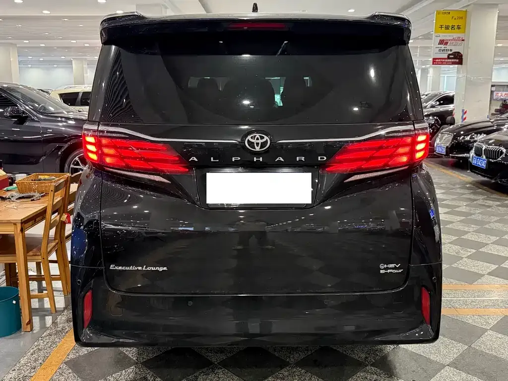 Toyota Alphard — фото 6