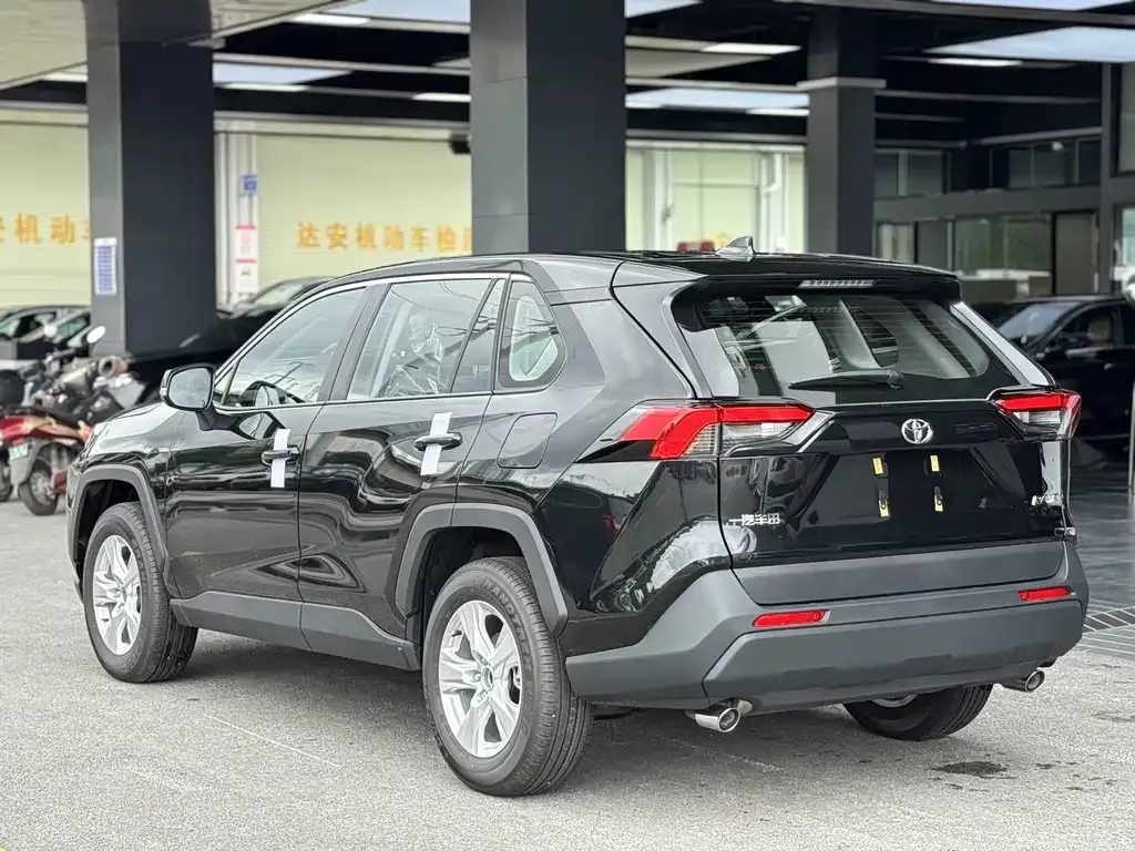 Toyota RAV4 — фото 3