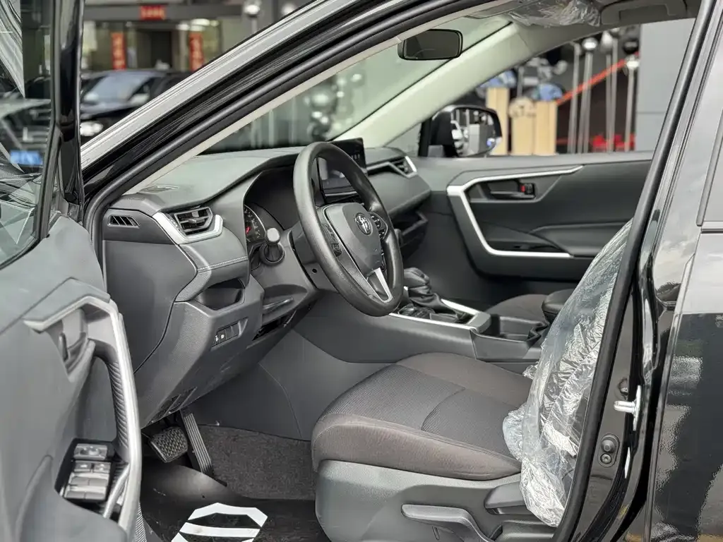 Toyota RAV4 — фото 4