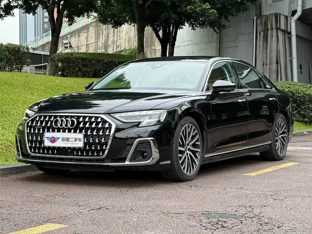 Audi A8 — фото 1