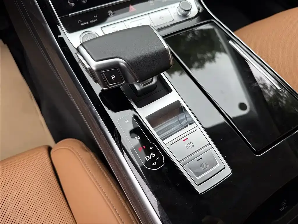 Audi A8 — фото 10