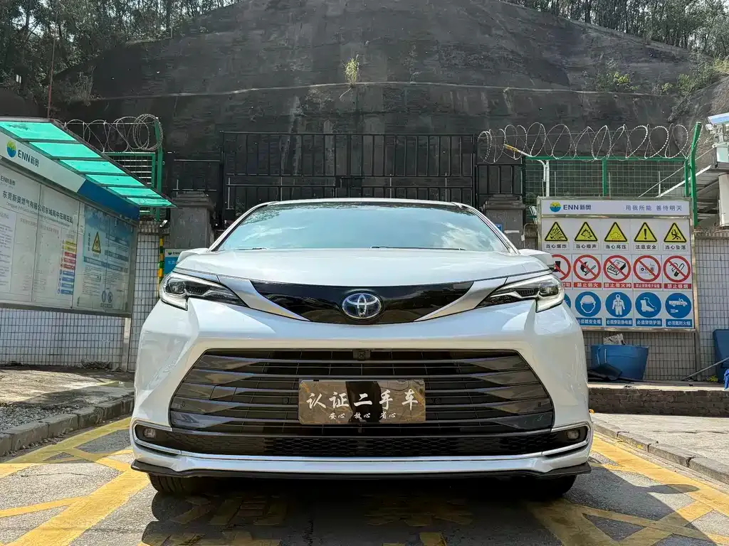 Toyota Sienna 2022 из CN, фото 2