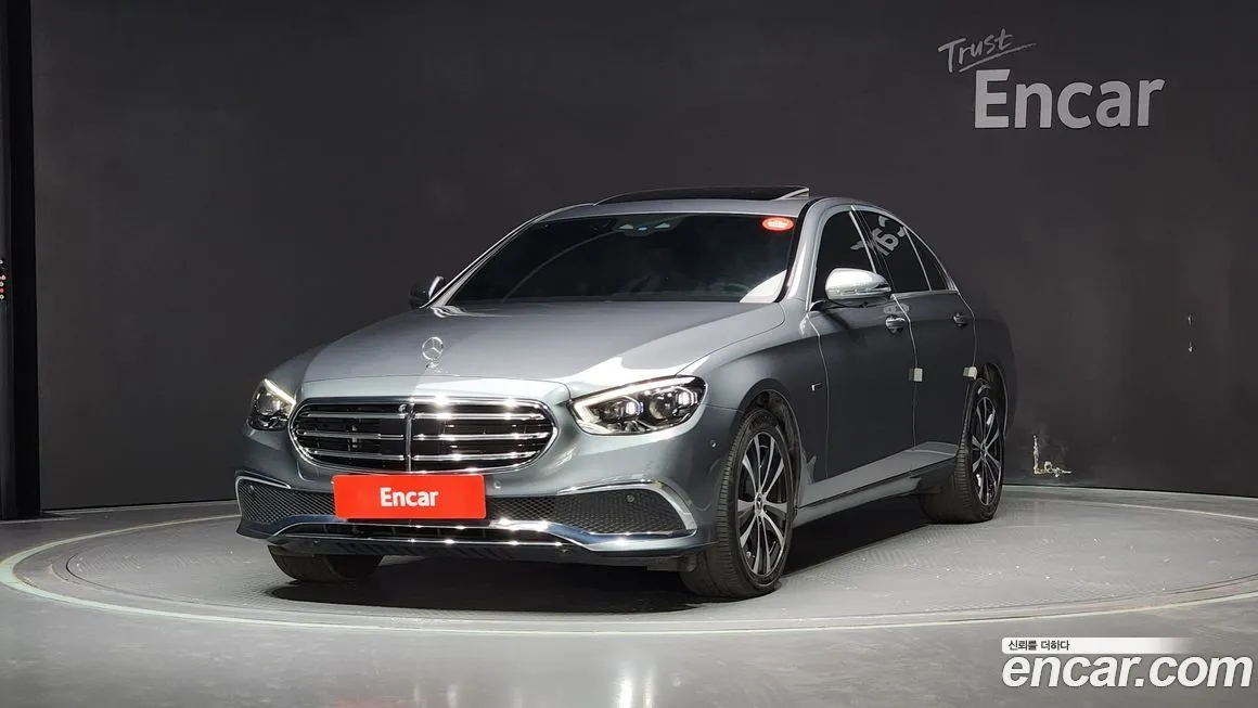 Mercedes-Benz E-Class — фото 1