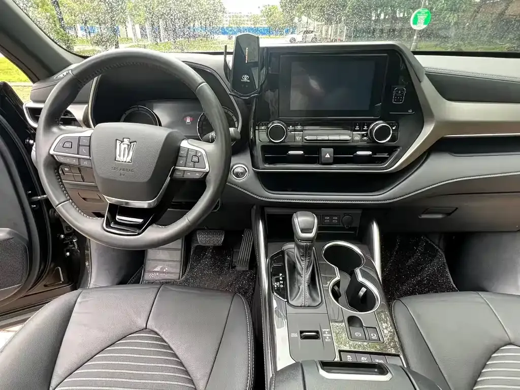 Toyota Crown Kluger 2024 из CN, фото 10