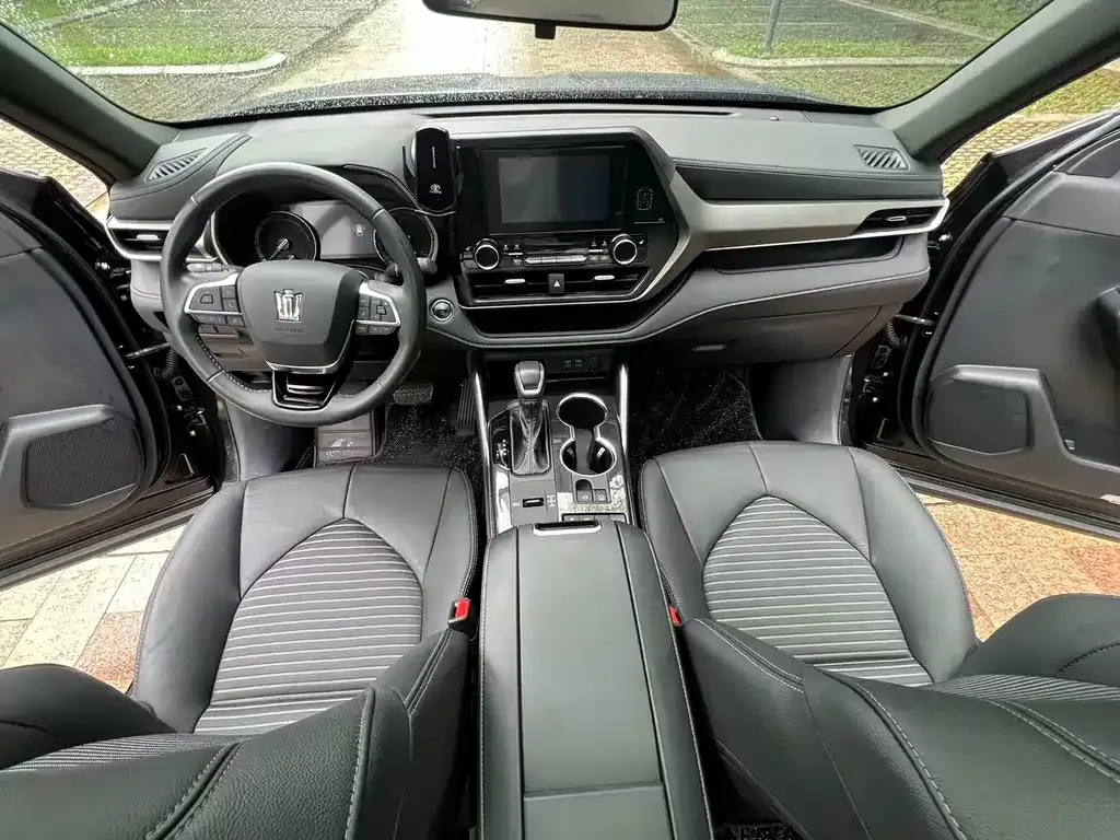 Toyota Crown Kluger 2024 из CN, фото 9