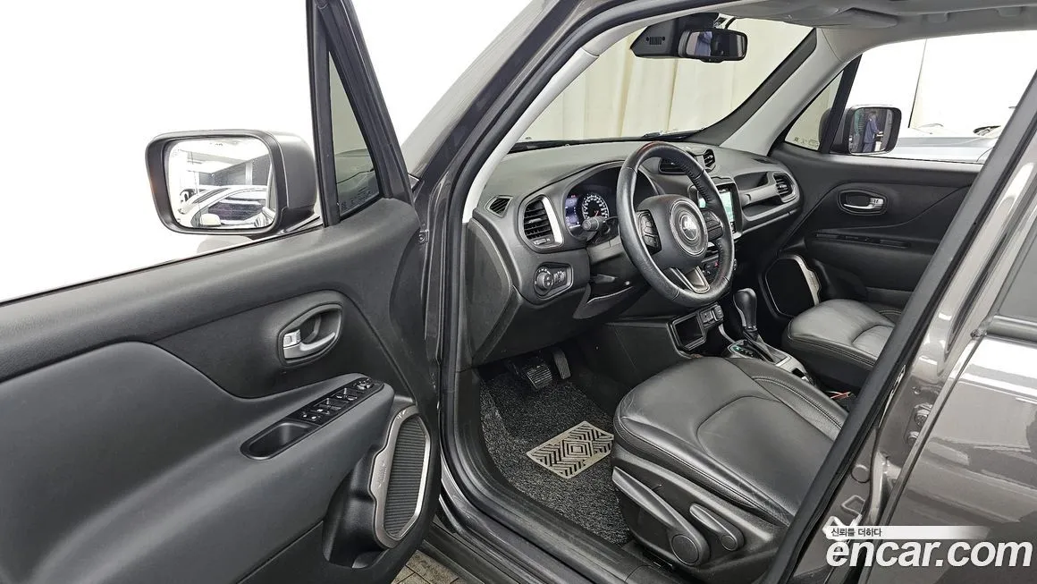 Jeep Renegade — фото 10