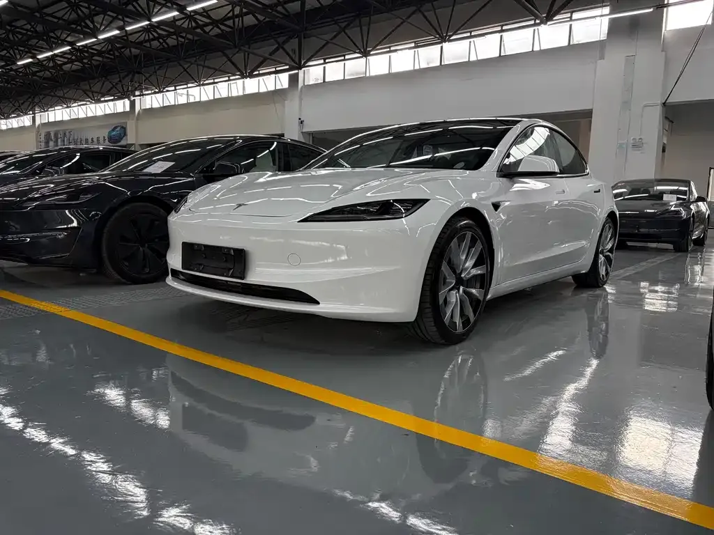 Tesla Model 3 — фото 1