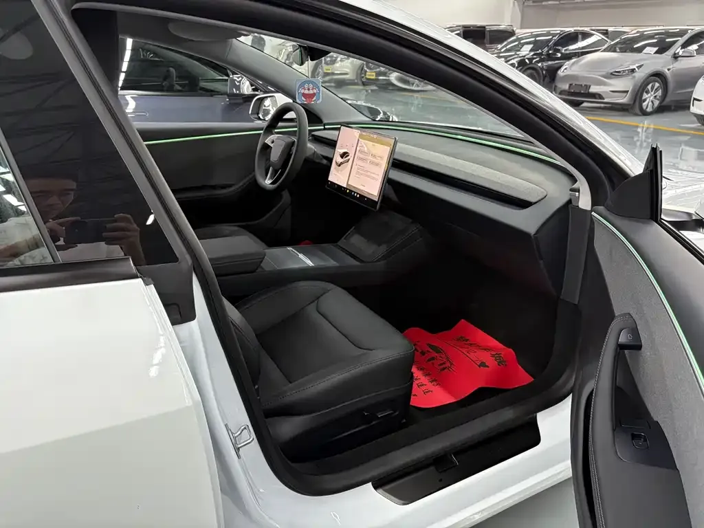 Tesla Model 3 — фото 10