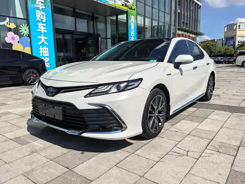 Toyota Camry — фото 1