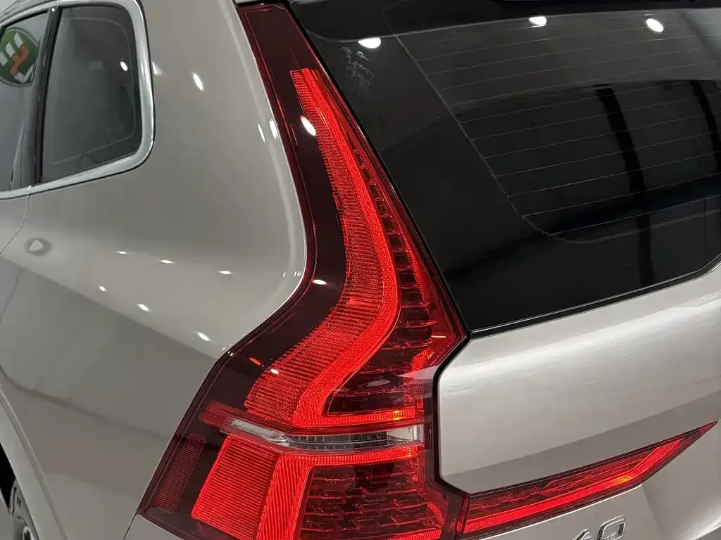 Volvo XC60 — фото 10