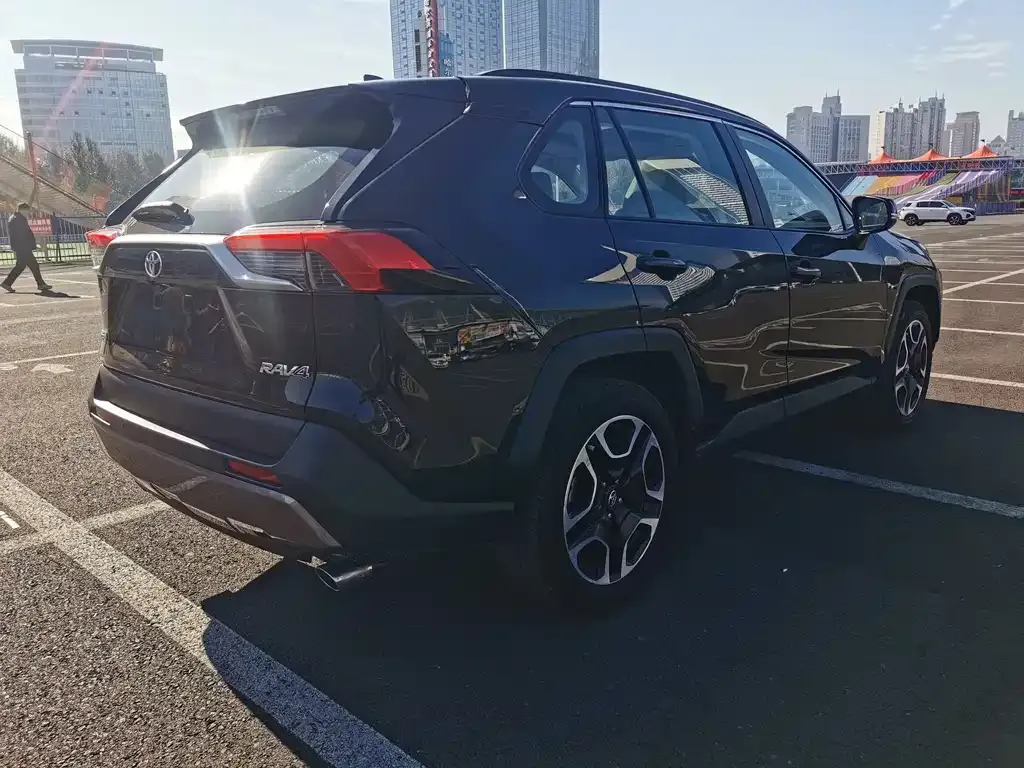 Toyota RAV4 — фото 4