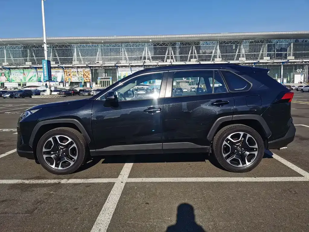 Toyota RAV4 — фото 5