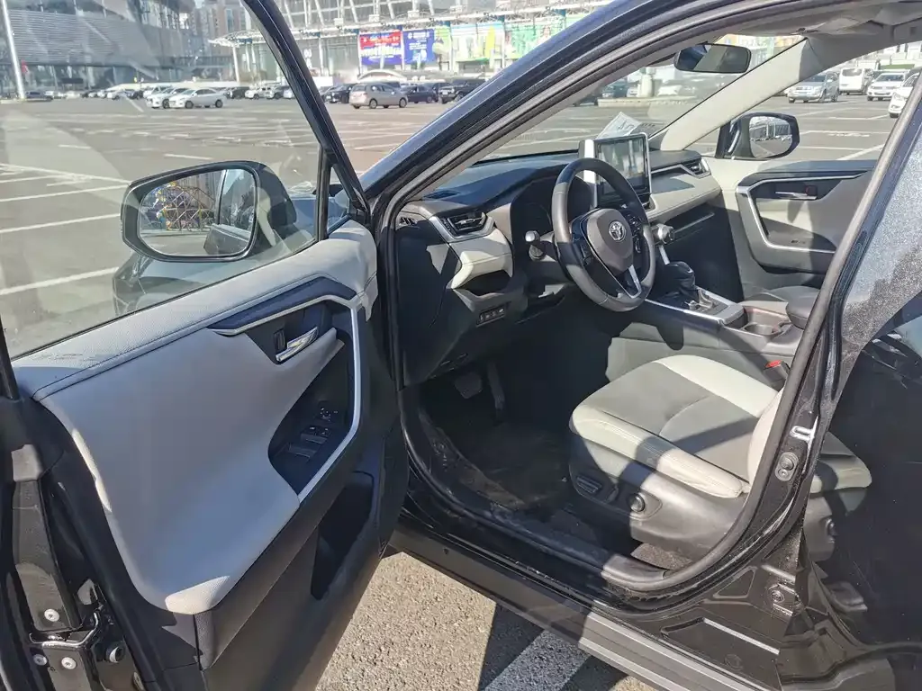 Toyota RAV4 — фото 6