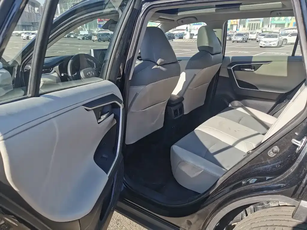 Toyota RAV4 — фото 7