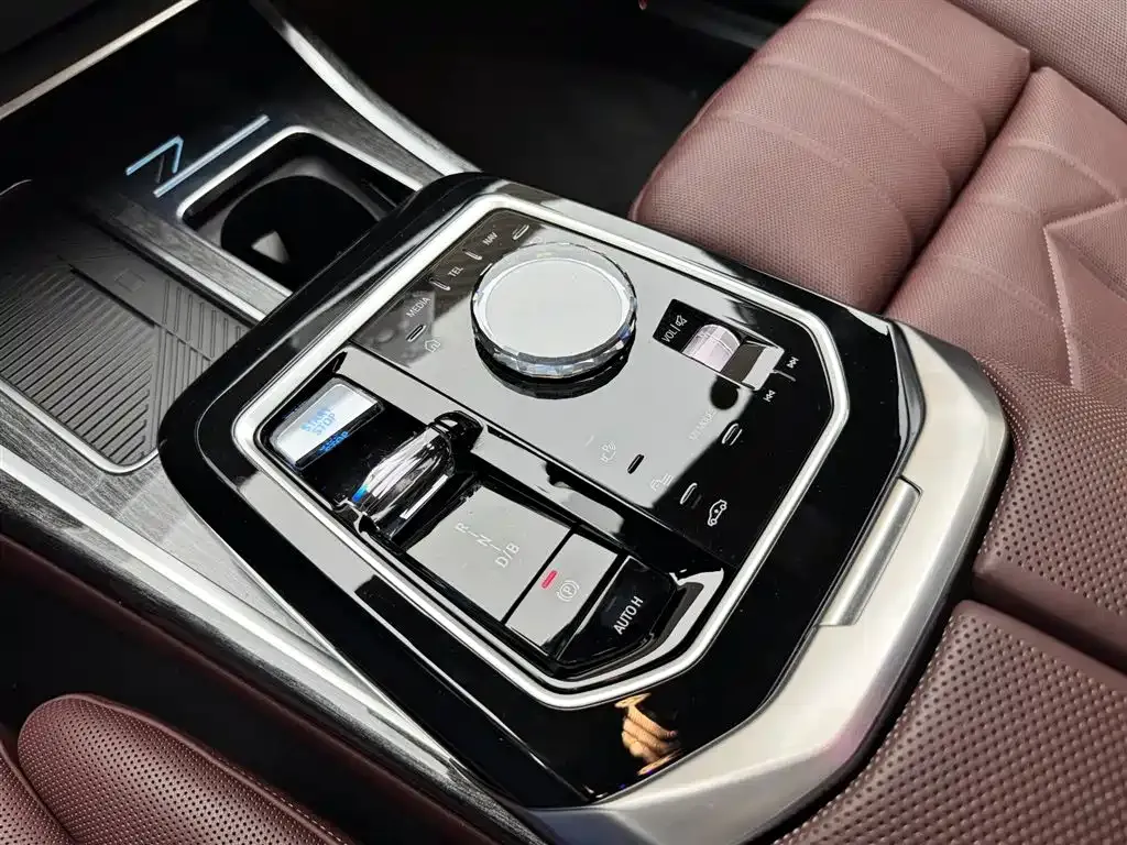 BMW i7 — фото 10