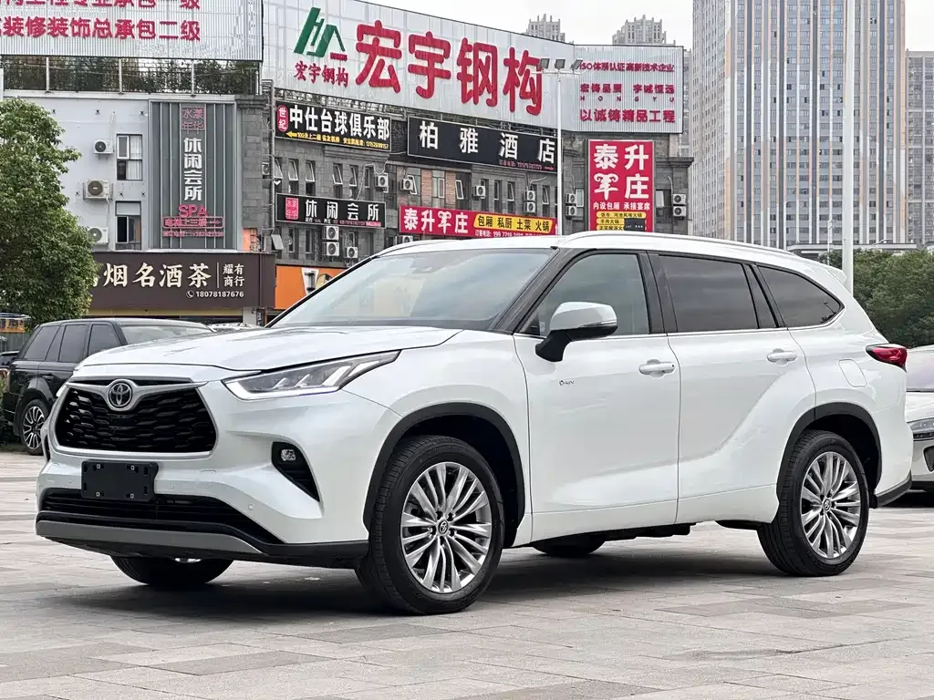 Toyota Highlander — фото 1